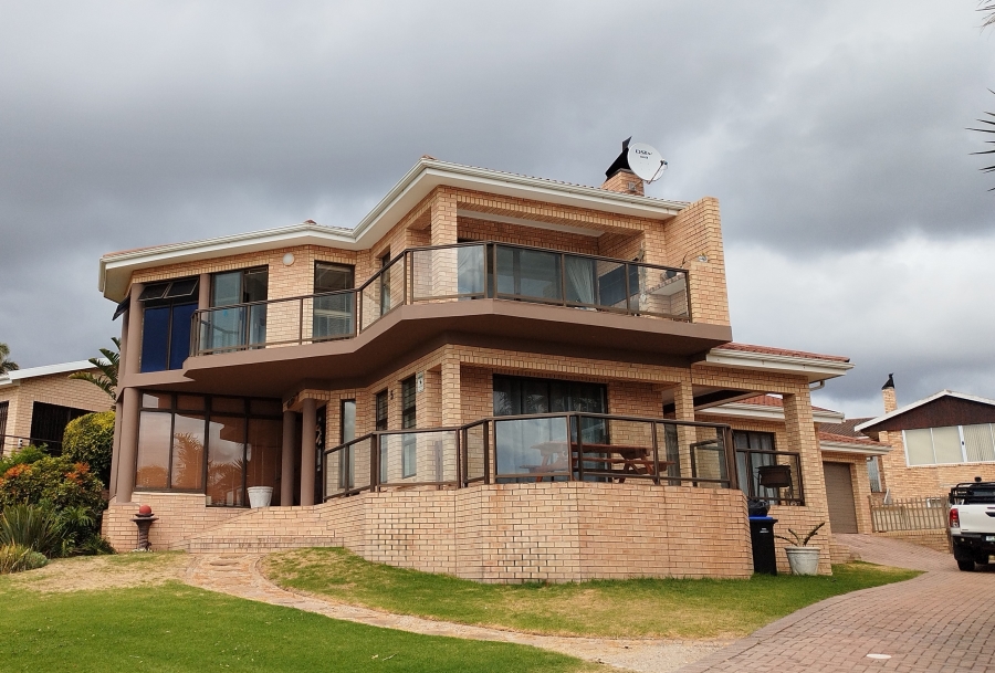 To Let 4 Bedroom Property for Rent in Wavecrest Eastern Cape